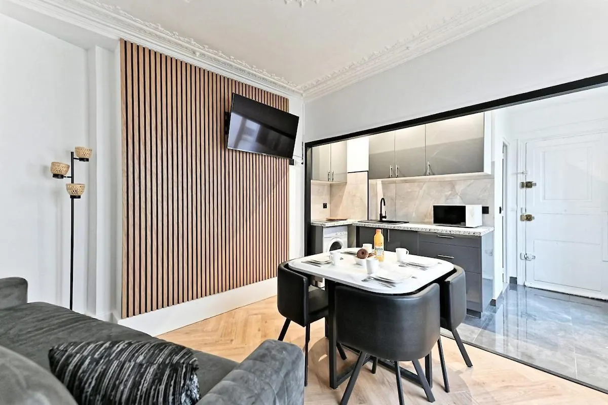 Modern Paris Moulin Rouge Apartment Francia