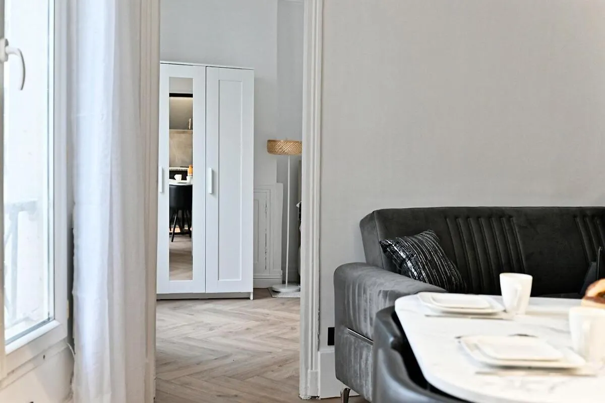 Modern Paris Moulin Rouge Apartment 0*,  Franciaország