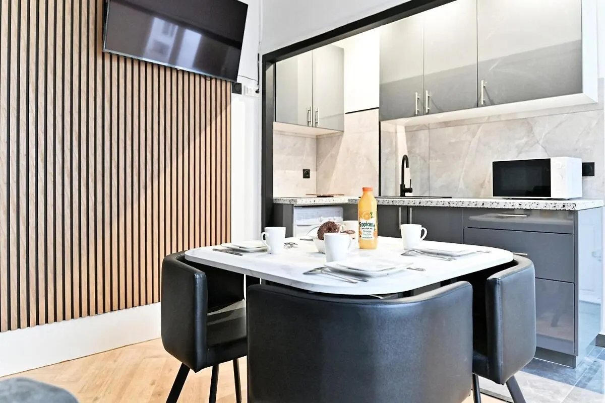Modern Paris Moulin Rouge Apartment 0*,  Franciaország
